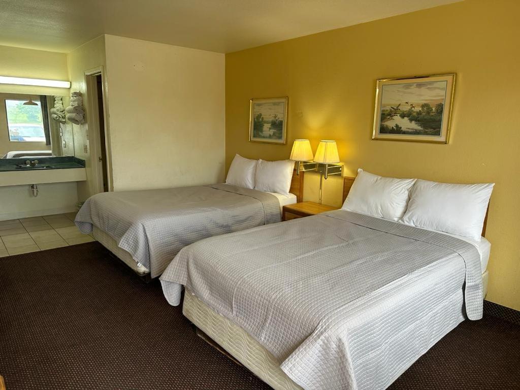 Regency Inn By Oyo Rockdale Tx Экстерьер фото