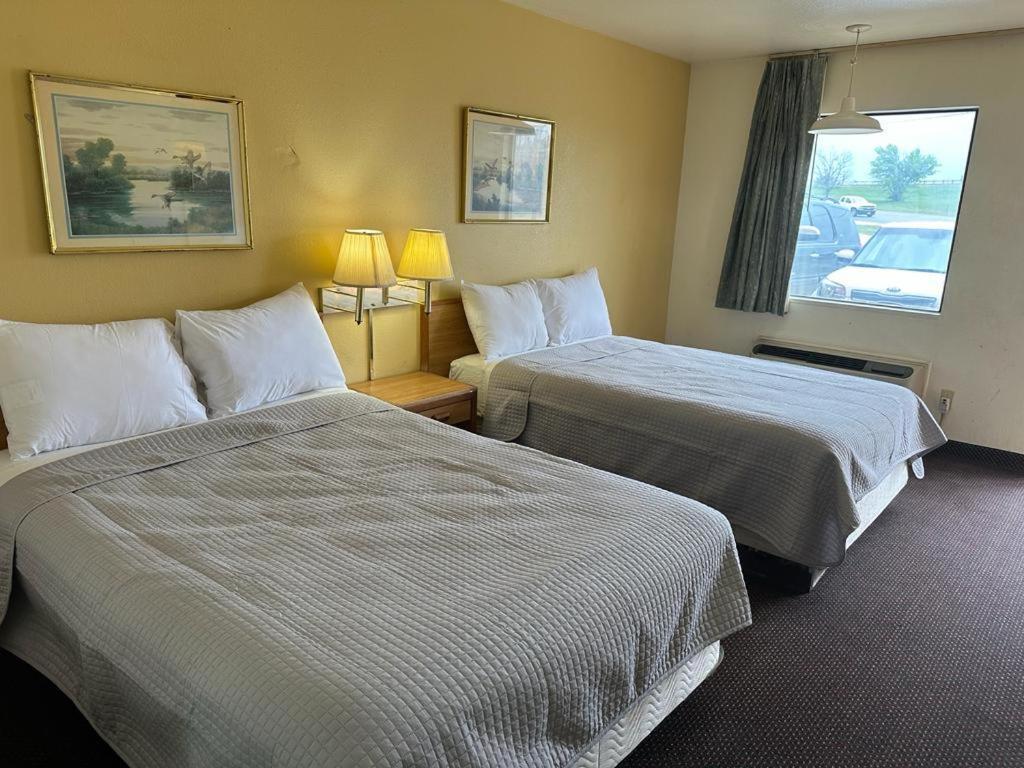 Regency Inn By Oyo Rockdale Tx Экстерьер фото