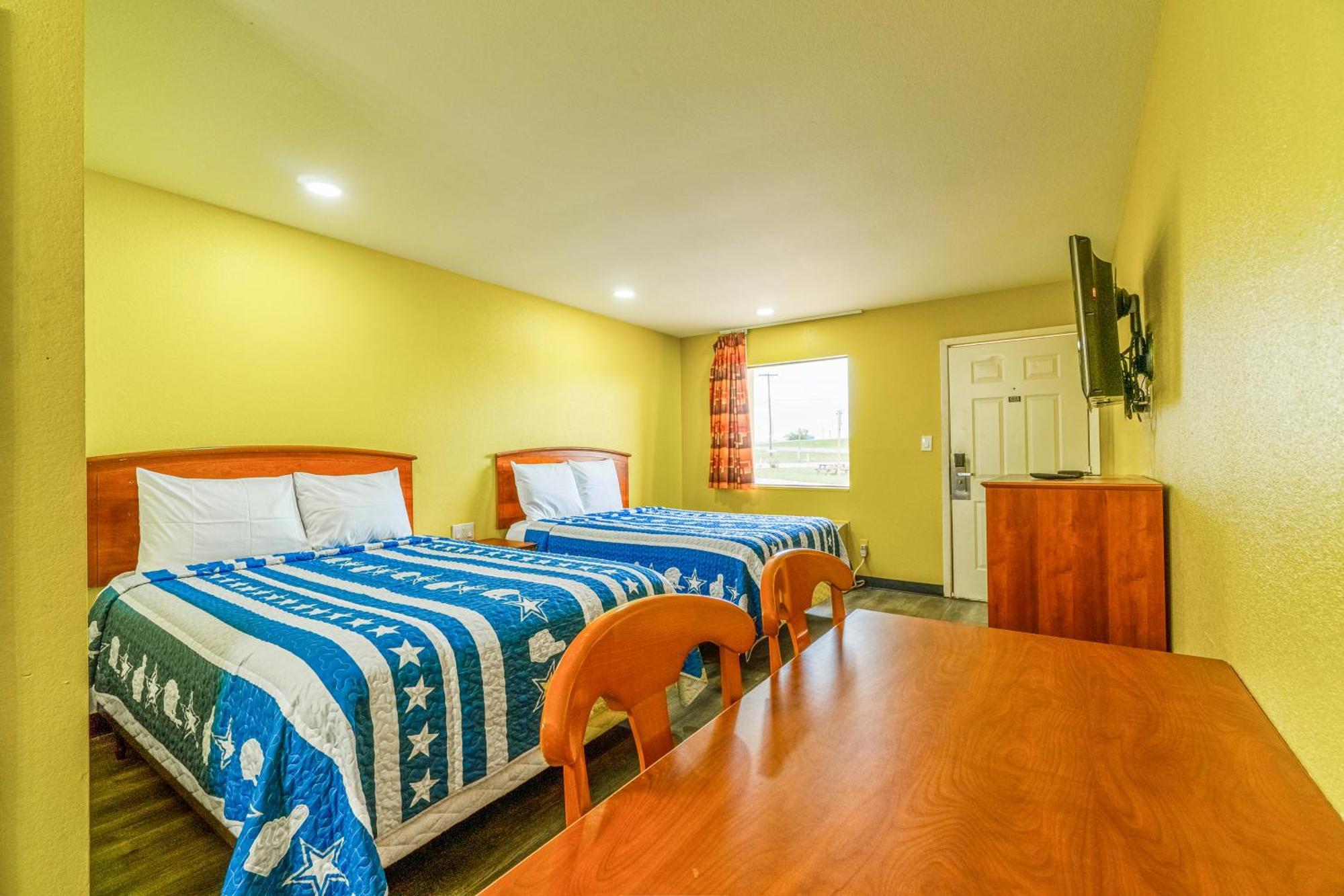 Regency Inn By Oyo Rockdale Tx Экстерьер фото