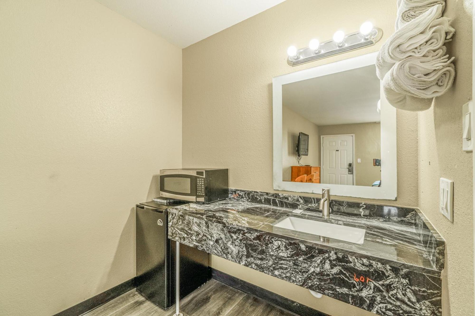 Regency Inn By Oyo Rockdale Tx Экстерьер фото