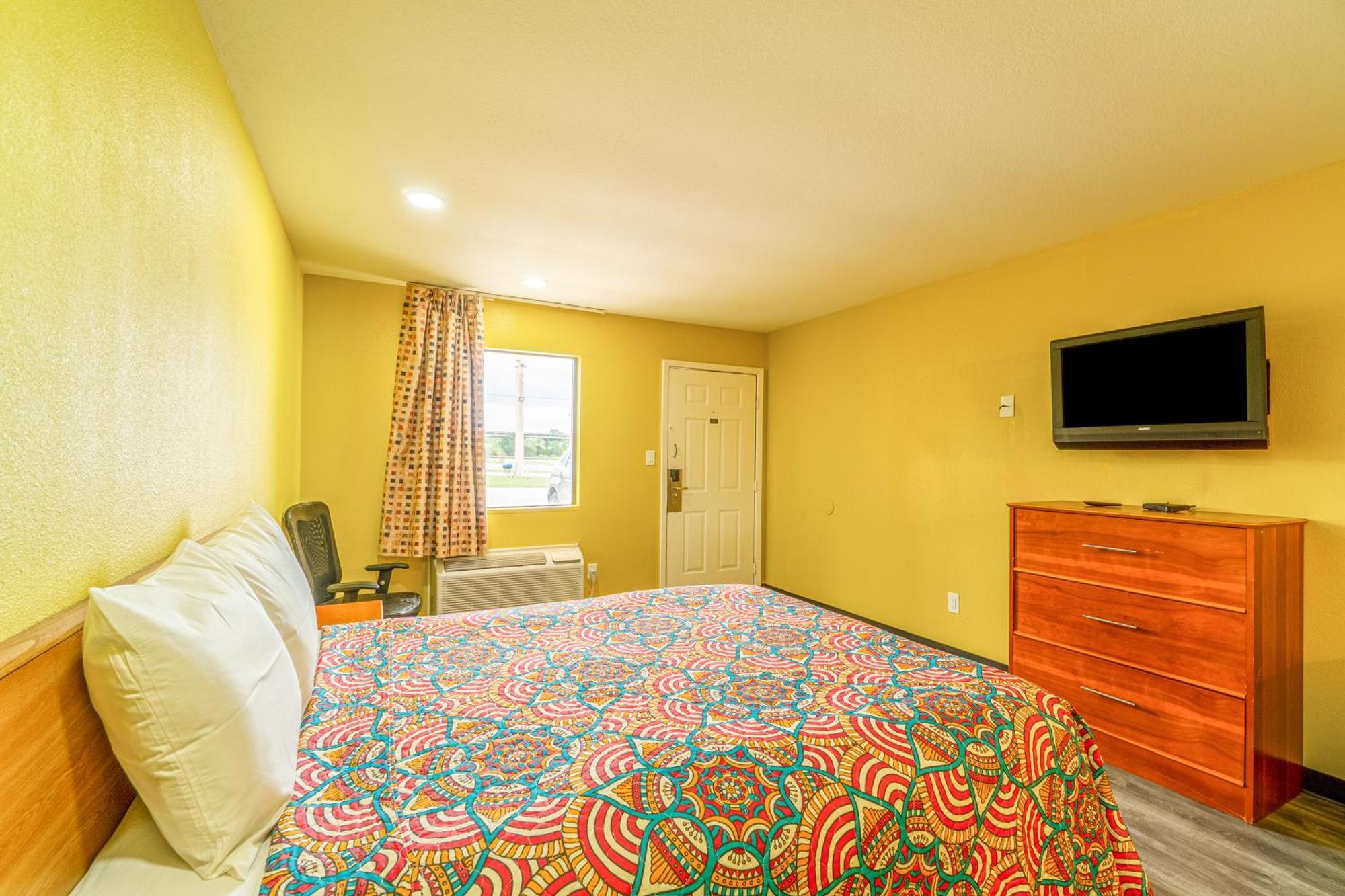 Regency Inn By Oyo Rockdale Tx Экстерьер фото