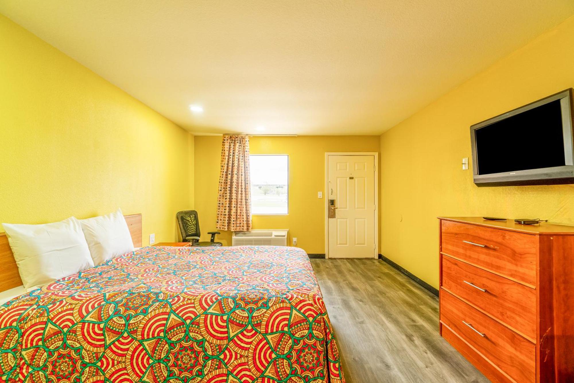 Regency Inn By Oyo Rockdale Tx Экстерьер фото