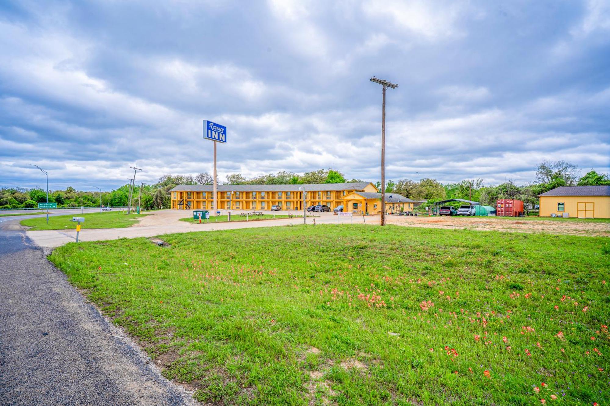 Regency Inn By Oyo Rockdale Tx Экстерьер фото