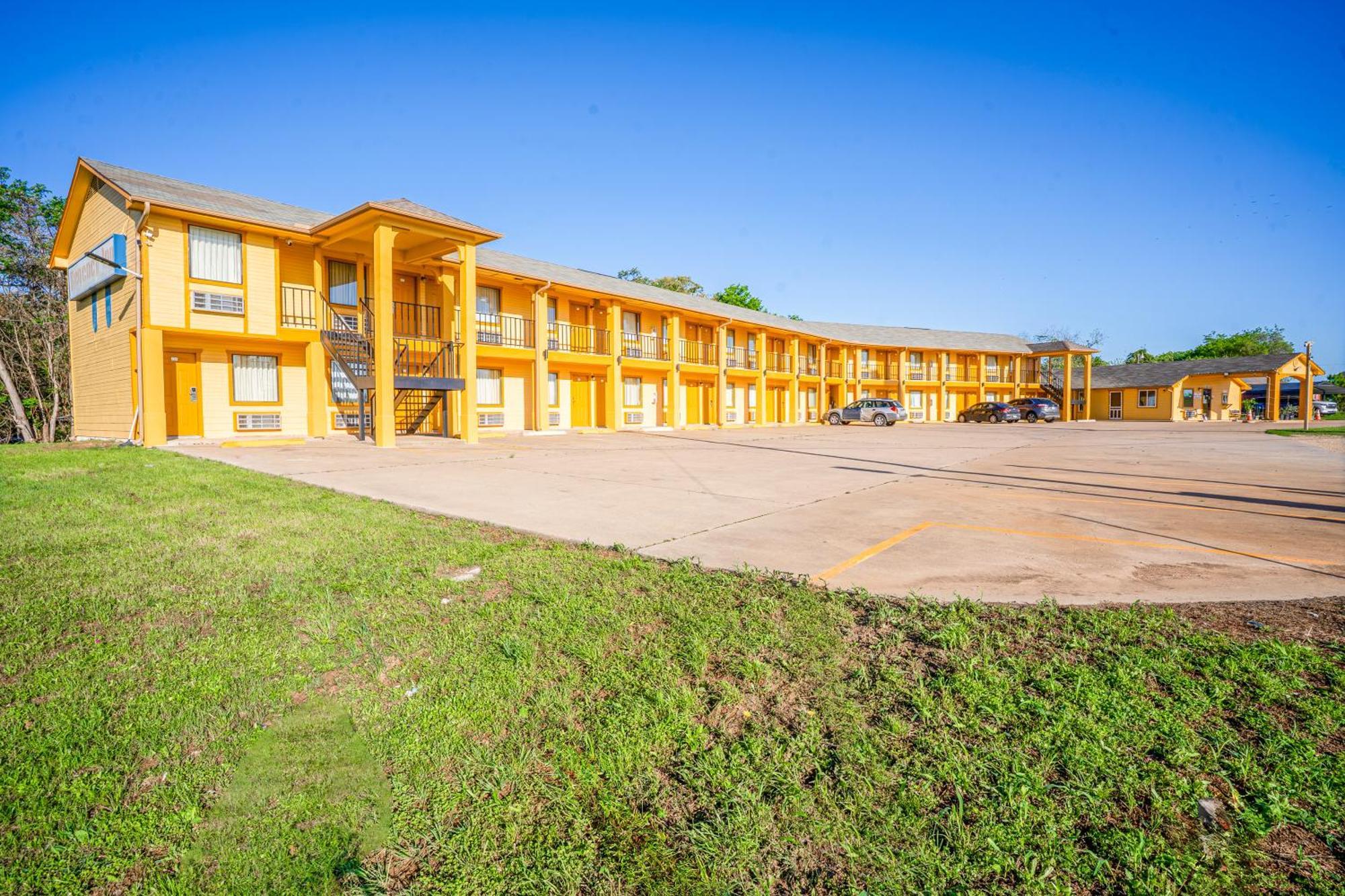 Regency Inn By Oyo Rockdale Tx Экстерьер фото