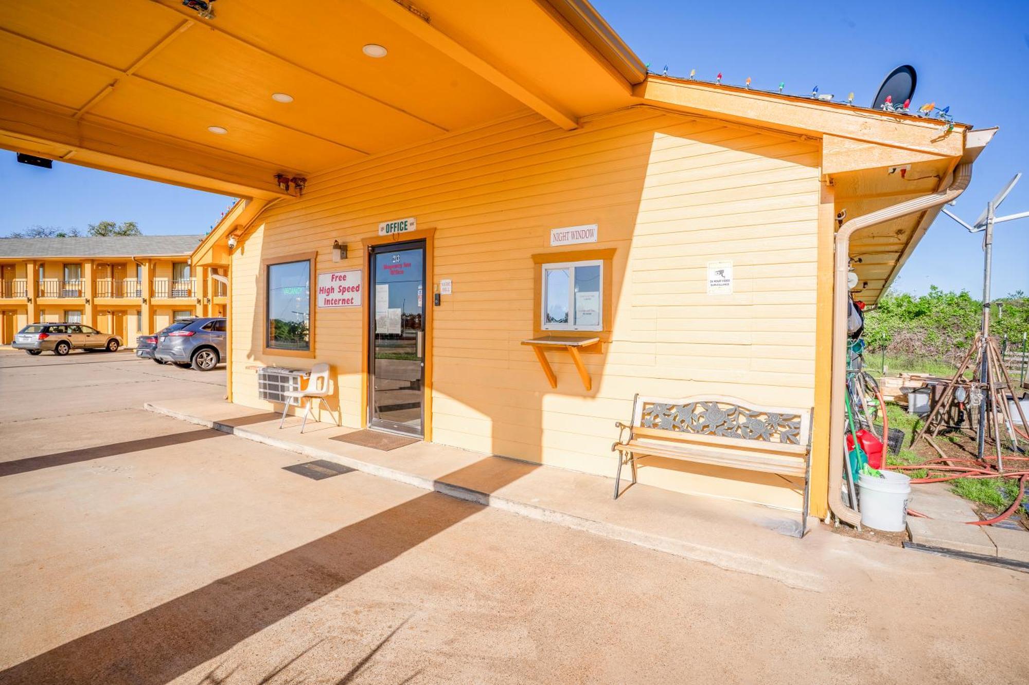 Regency Inn By Oyo Rockdale Tx Экстерьер фото