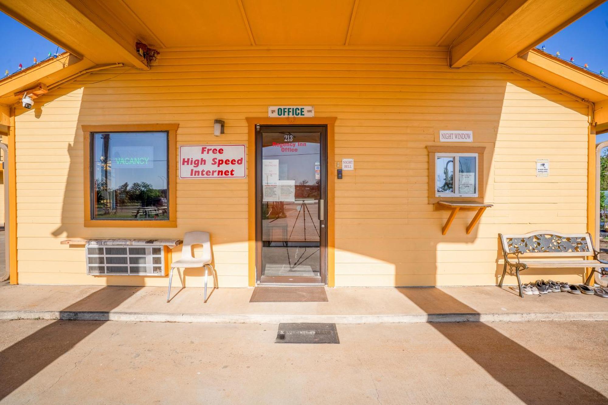 Regency Inn By Oyo Rockdale Tx Экстерьер фото